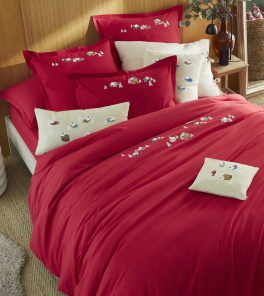 Bettbezug + Kissenbezug 65x65cm, 100 % Baumwollperkal, bestickt mit Red Chalet